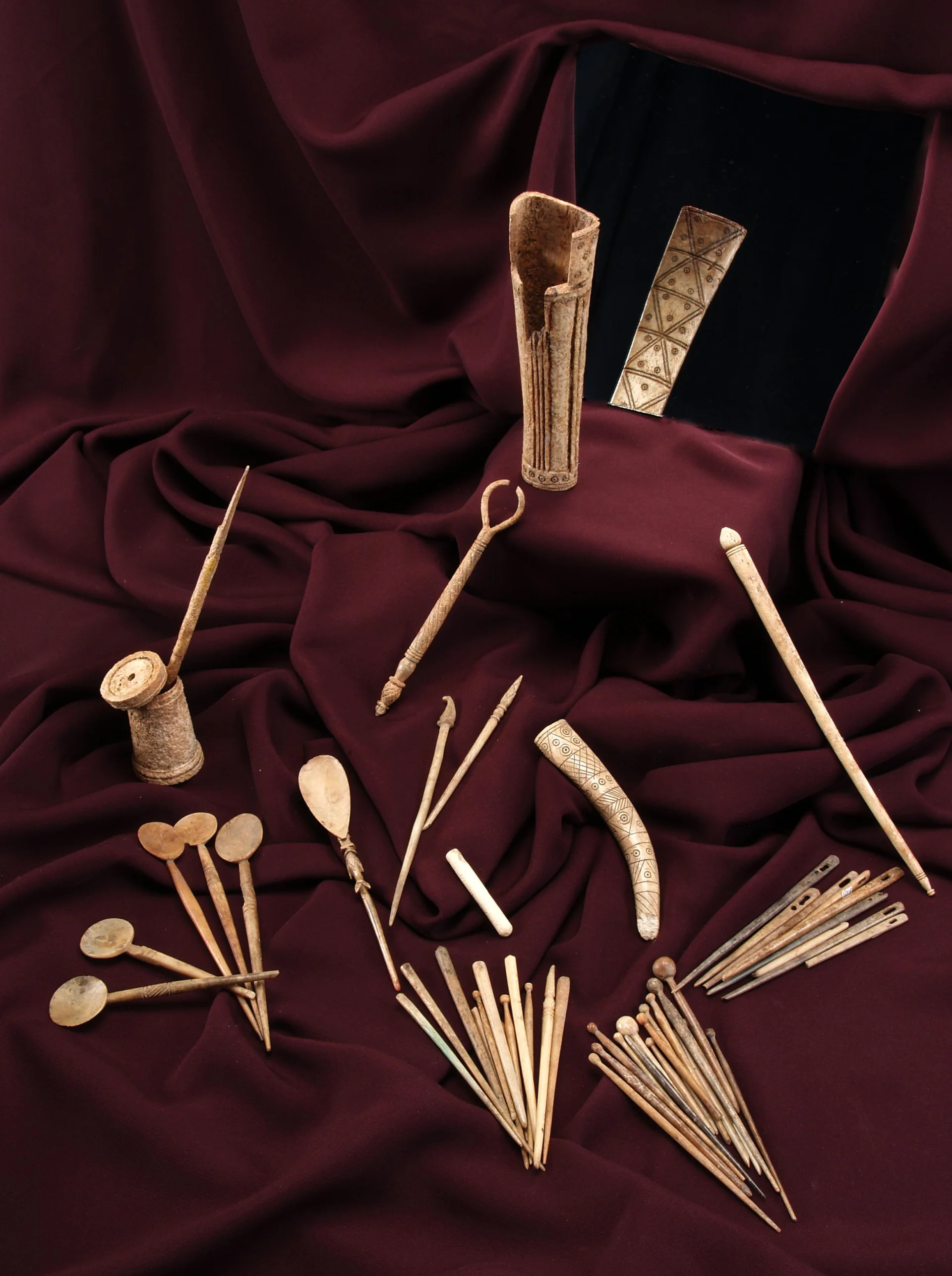 Предмети од коска и рог, I-VI век, лок. Скупи