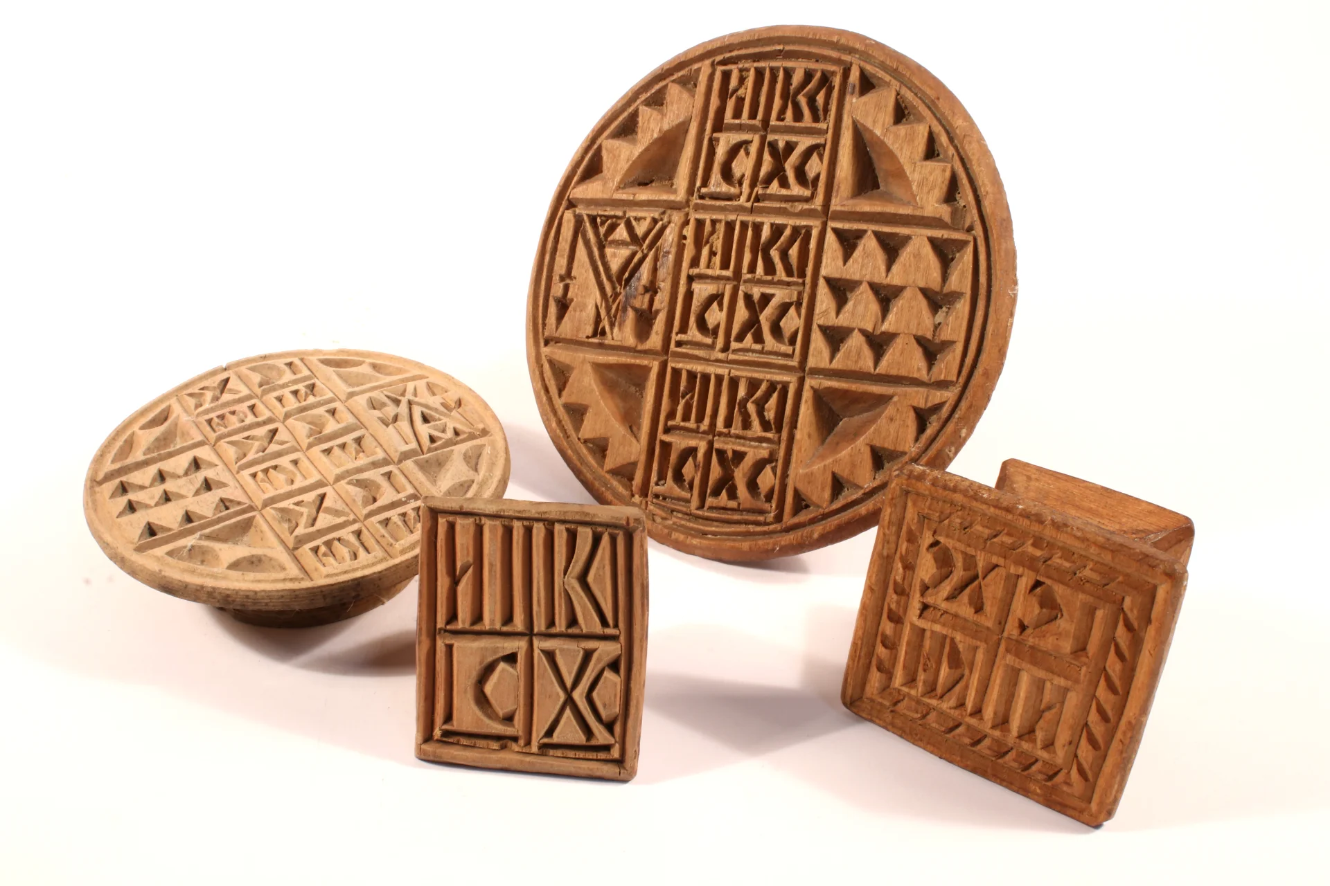 Поскурници, дрвени печати со кружна и правоаголна форма, за втиснување на обреден леб, почеток на 19 век