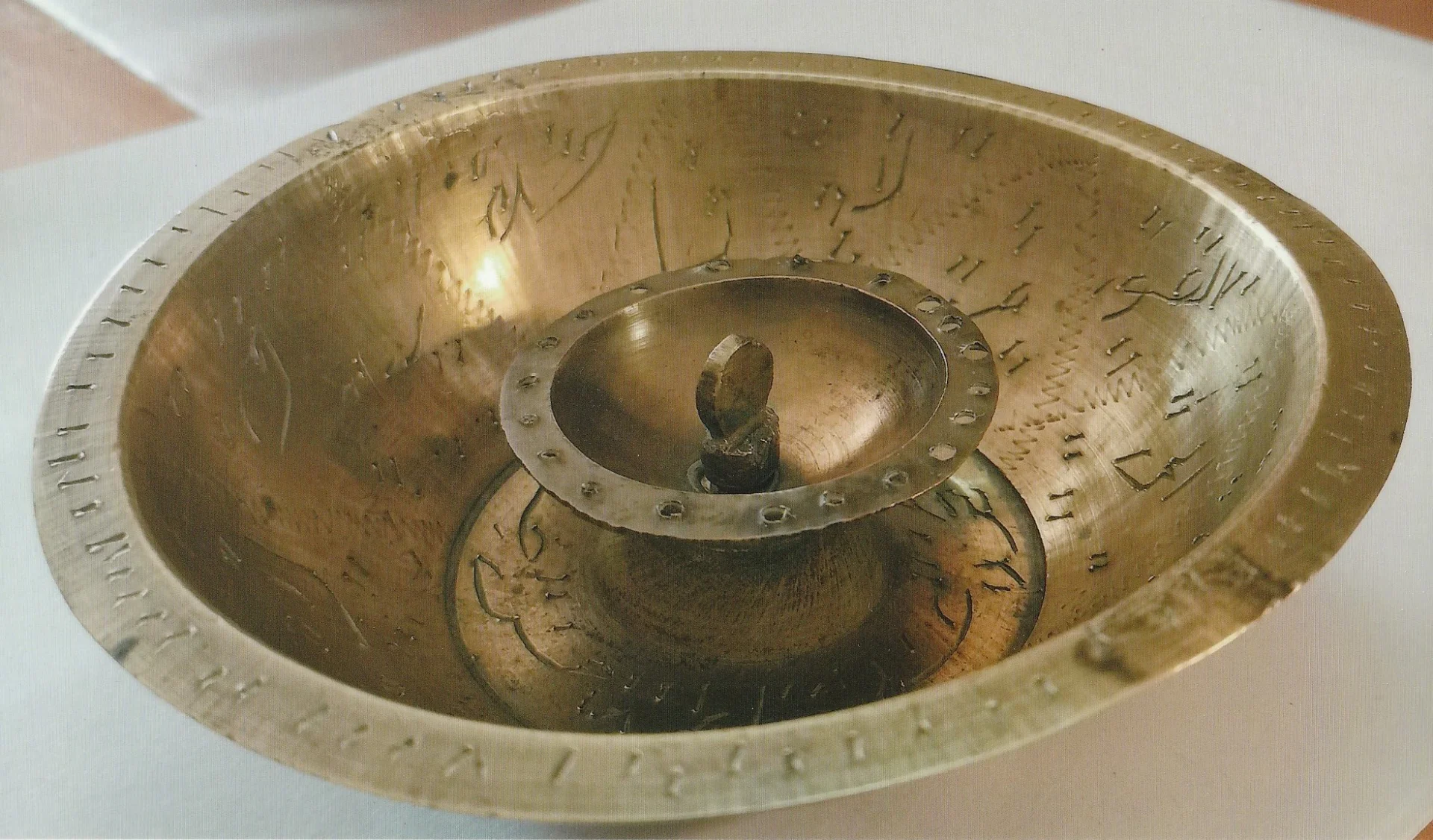 Исламски ритуален сад изработен од месинг и украсен со графирање,
              втора половина на 19 век.