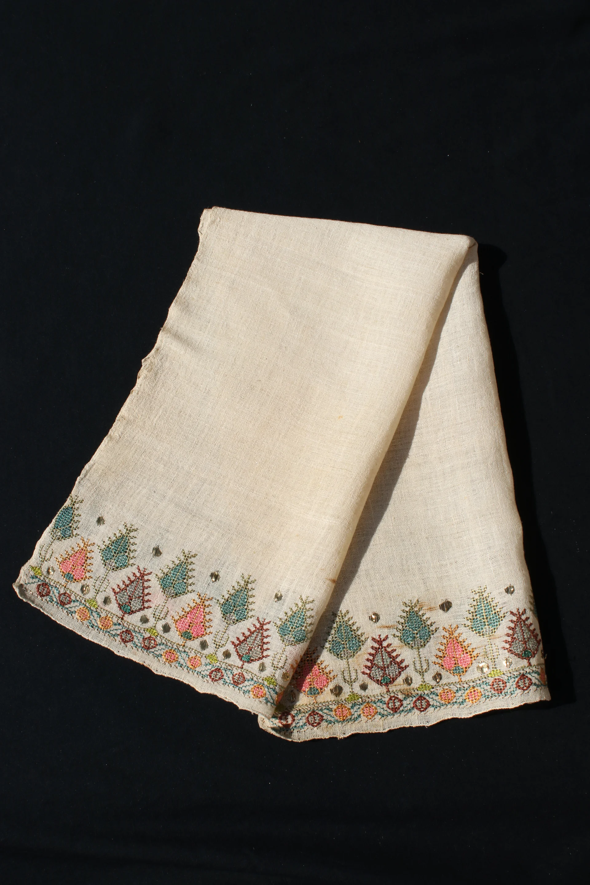 Крпа за бришење од домашно платно, украсена со вез, изработен од
              ѓерѓев, изведен со разнобоен конец и жолта срма, изработена во
              Скопје 1909 година.