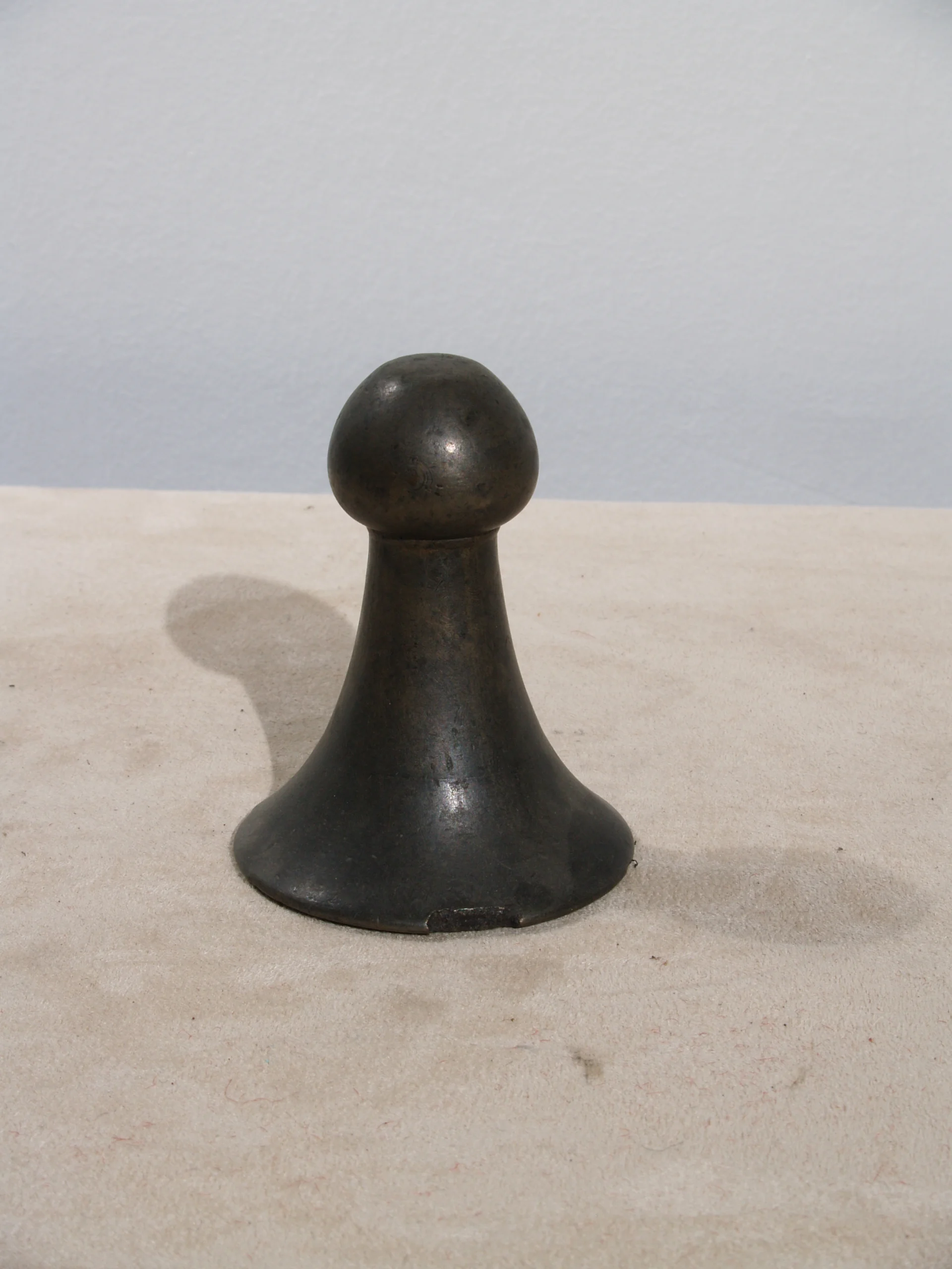 Мушта, кондураџиска алатка од туч, со звонеста форма. Служи за чукање на кожата при кроење кондури. Почеток на 20 век.