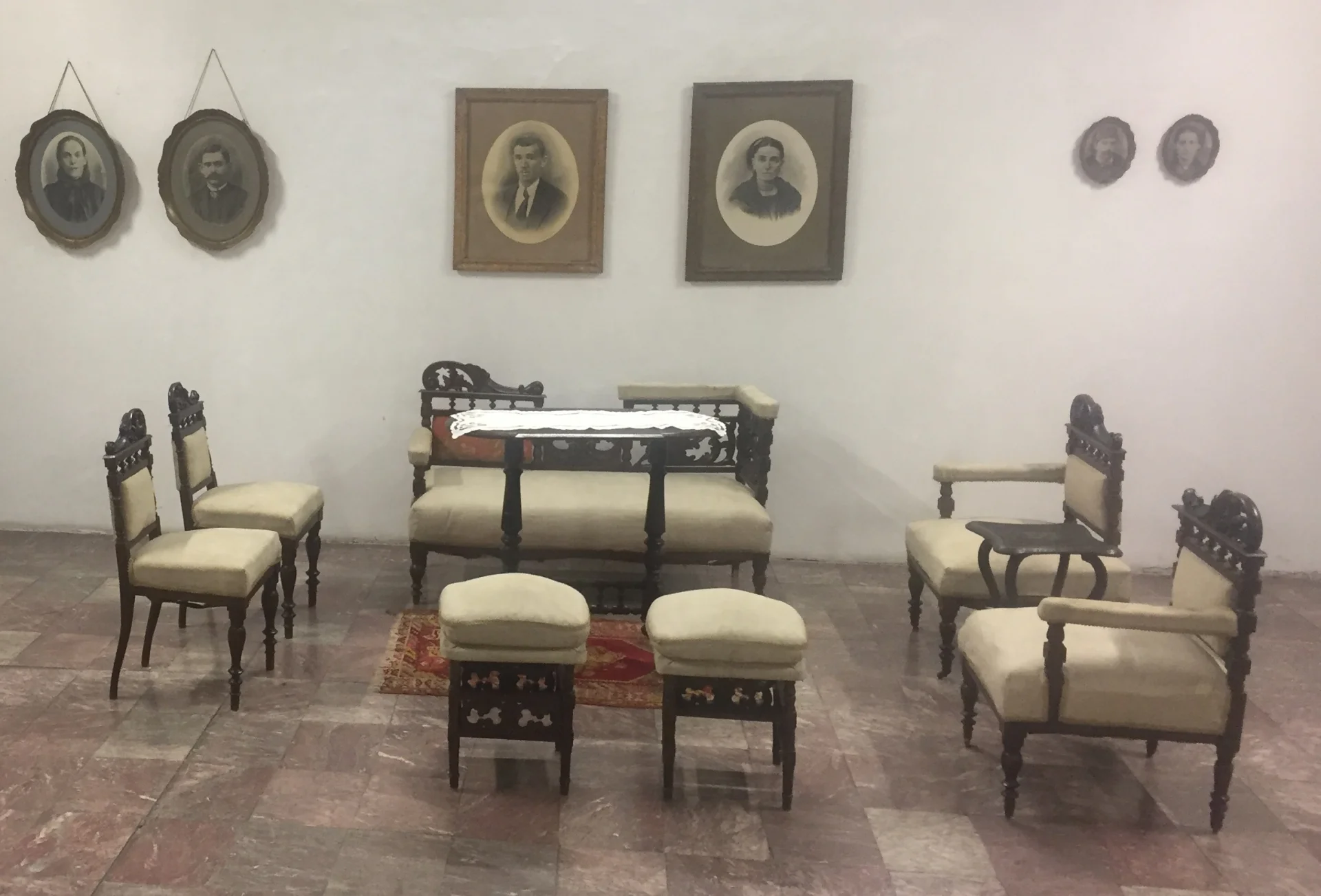 Салонски мебел, прва половина на 20 век