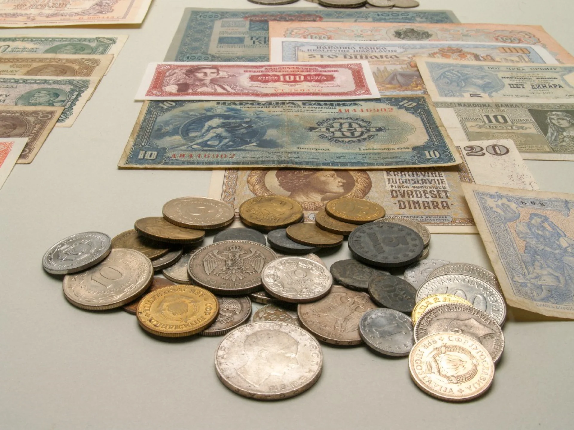 Банкноти кои биле во оптек во Скопје покрај официјалните пари што ги ковала Османи монетлиската империја, VIII-XX век.