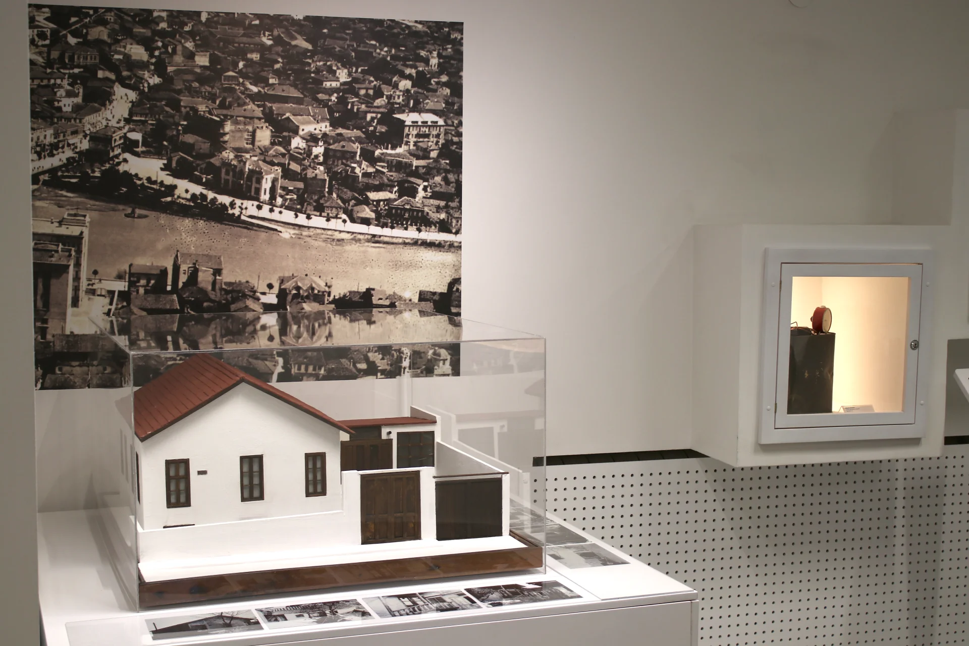 Дел од поставката во Илегалната работилница