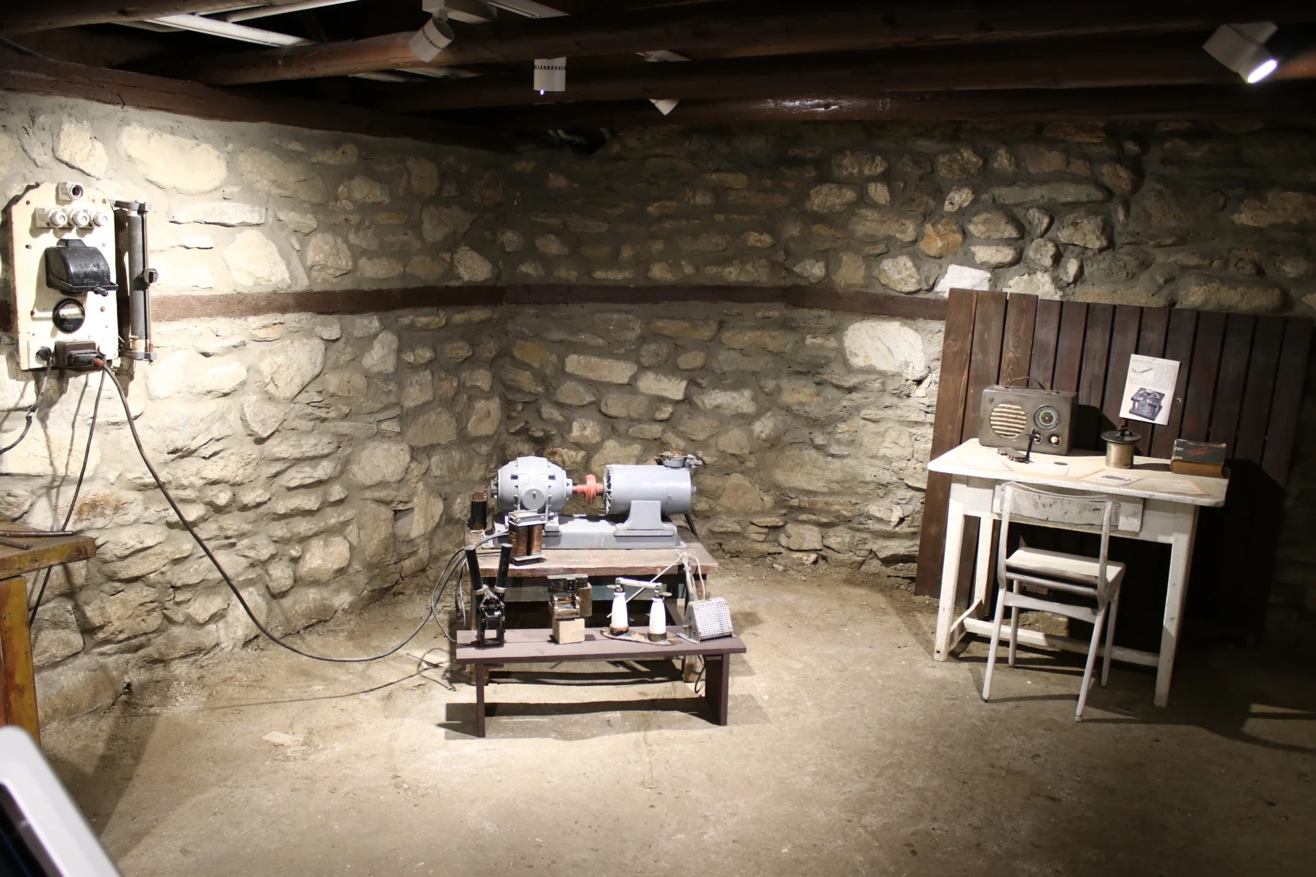 Дел од поставката во Илегалната работилница